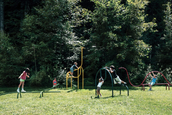 Zona de juego Animal Factory Disset Urban instalada en parque exterior con niños jugando