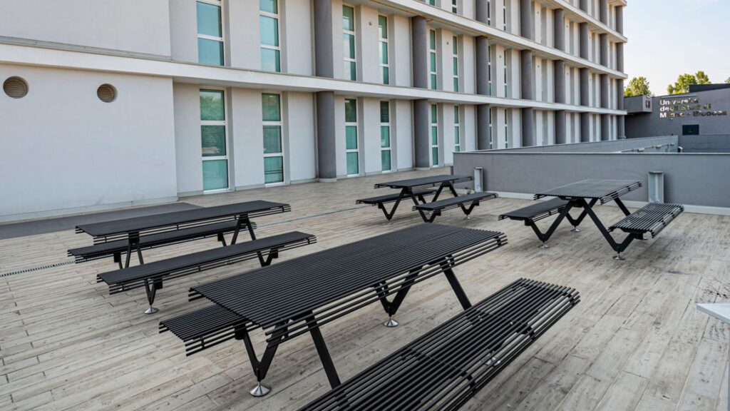 Mobiliario urbano mesa modular colección AIR-A instalado en campus universitario, Disset Urban