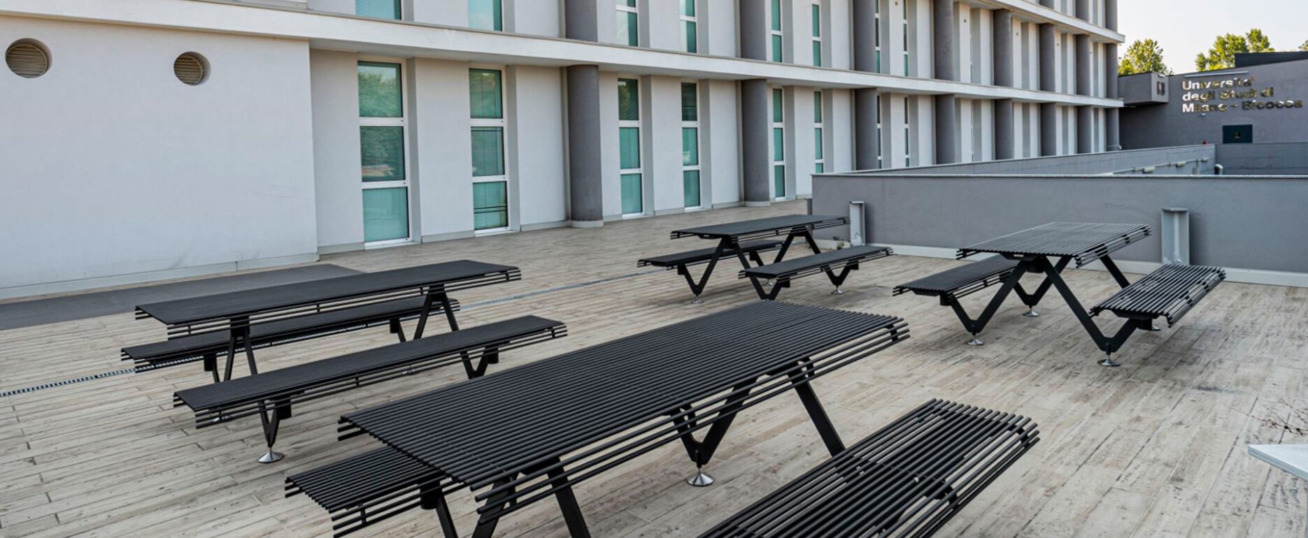 Mobiliario urbano mesa modular colección AIR-A instalado en campus universitario, Disset Urban