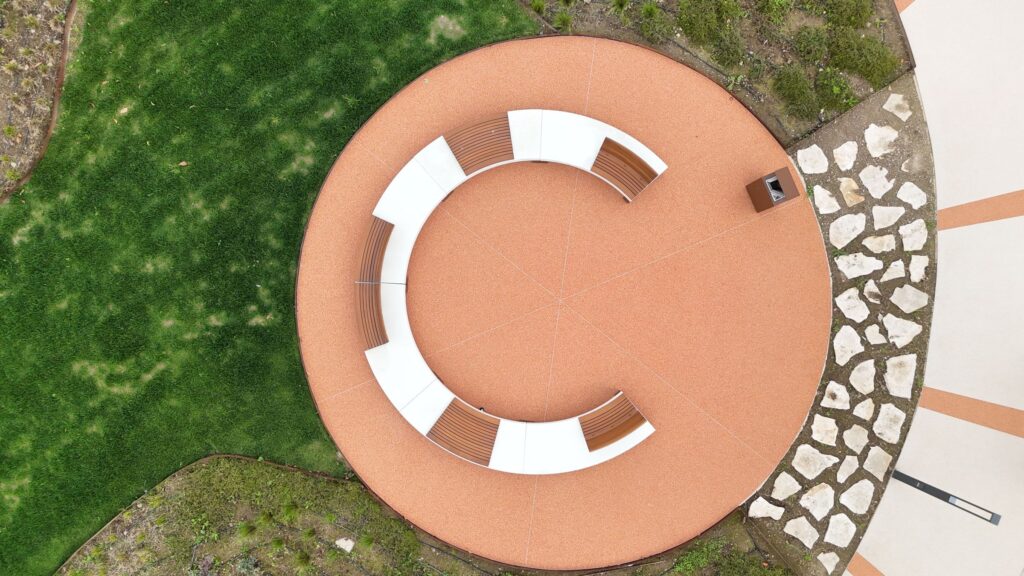 Banco circular en un espacio verde, Diamante, Disset Urban