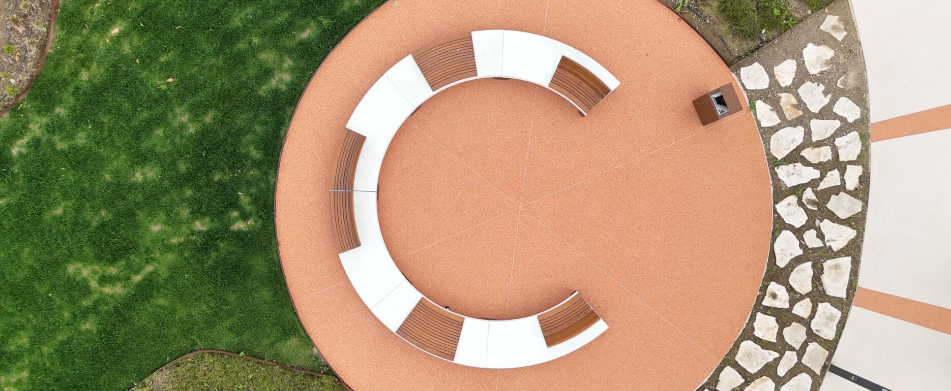 Banco circular en un espacio verde, Diamante, Disset Urban