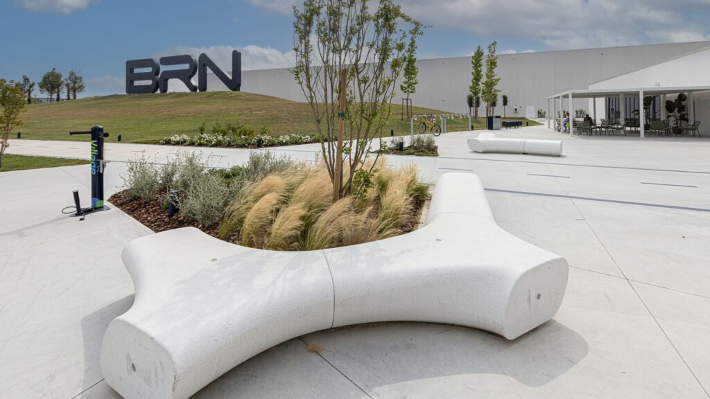 Espacio urbano moderno con vegetación, Banco TREE LINE, Disset Urban