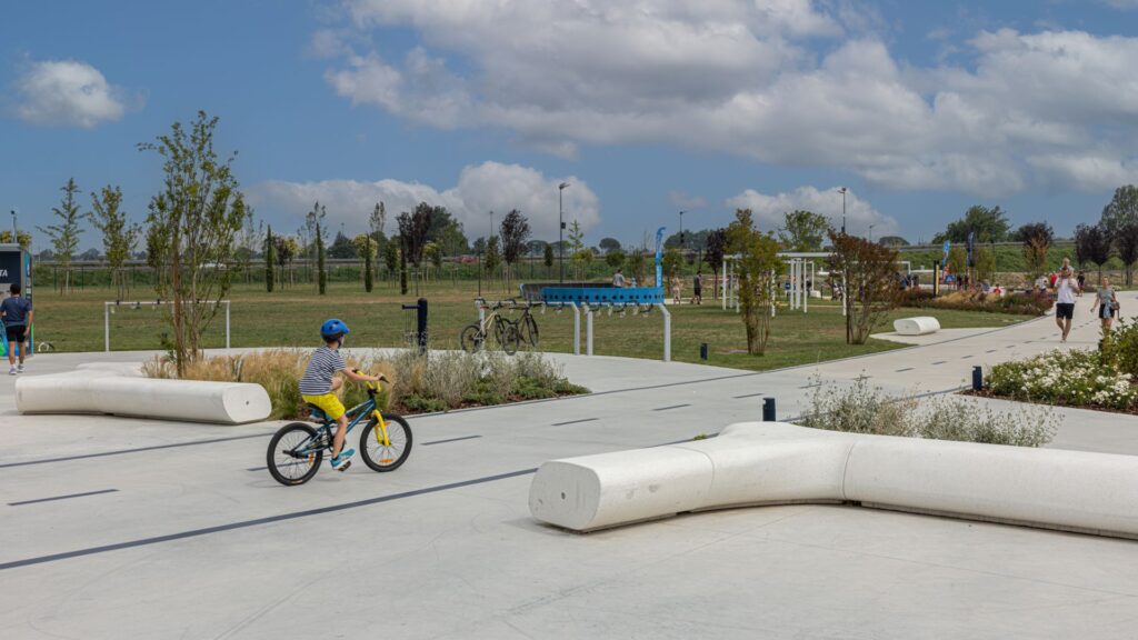 Parque Infantil con mobiliario moderno, Banco TREE LINE, Disset Urban.