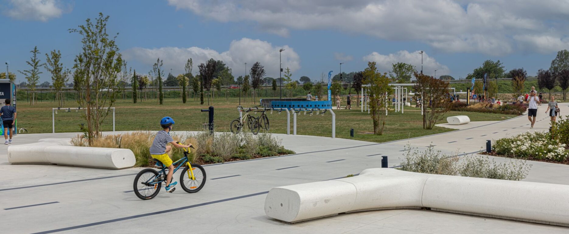 Parque Infantil con mobiliario moderno, Banco TREE LINE, Disset Urban.