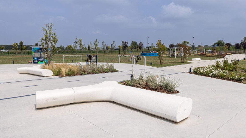 Parque moderno con vegetación, Banco TREE LINE, Disset Urban