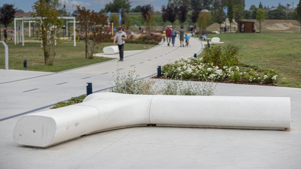 Escultura moderna en un parque, Banco TREE LINE, Disset Urban.