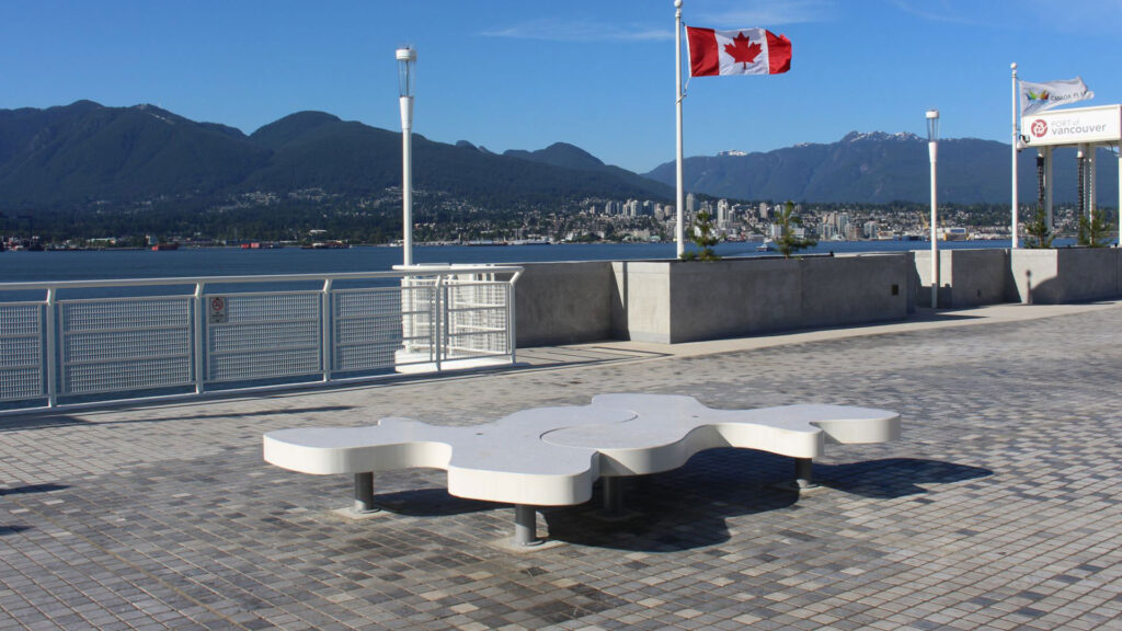 Banco en el muelle de Vancouver, Banco Monolitico NATURAL PUZZLE, Disset Urban