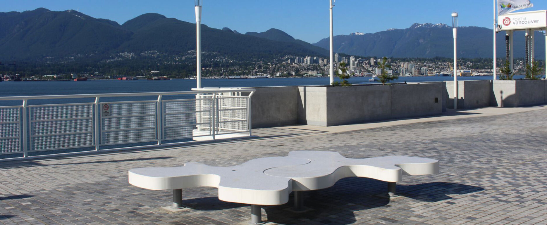 Banco en el muelle de Vancouver, Banco Monolitico NATURAL PUZZLE, Disset Urban