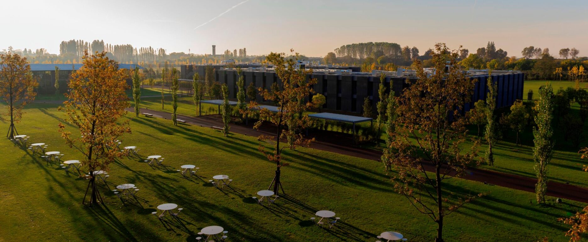 Campus universitario con mesas al aire libre, AIR CIRCLE, Disset Urban