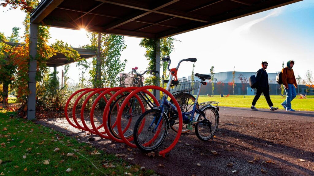 Campus exterior equipado, aparca bicicletas SPRAY, Disset Urban