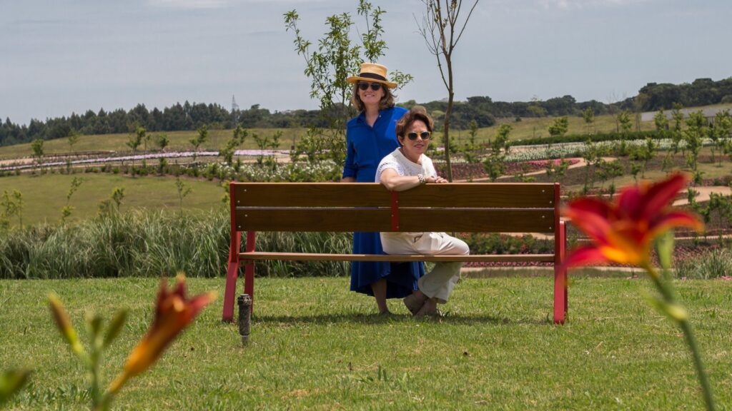 Visitantes disfrutando de una zona de descanso con Banco Bailo, DissetUrban