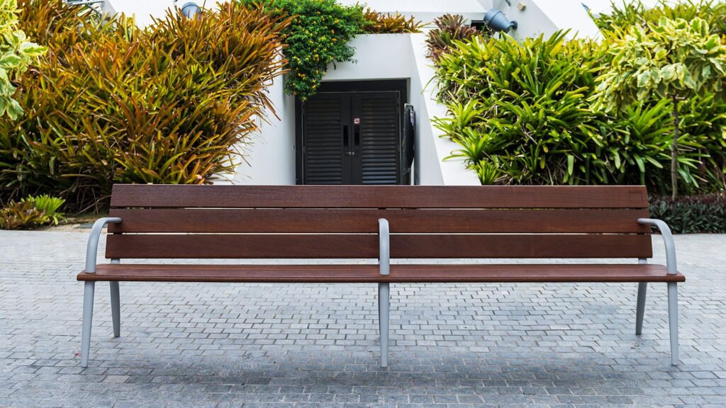 Banco en fondo tropical, Riva, Disset Urban