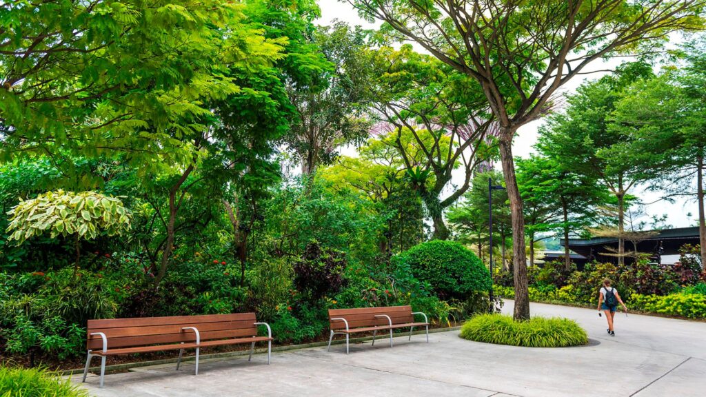 Zonas de descanso en jardín verde, Riva, Disset Urban.