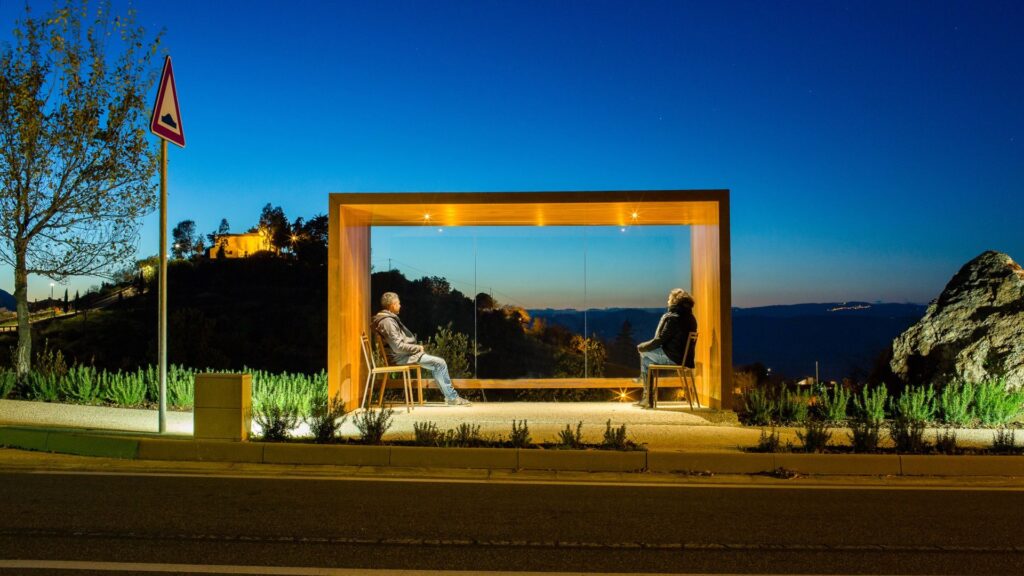 Refugio de parada de autobús, estructura contemporánea en acero corten integrada en el paisaje rural, CABINEDDA, Disset Urban.