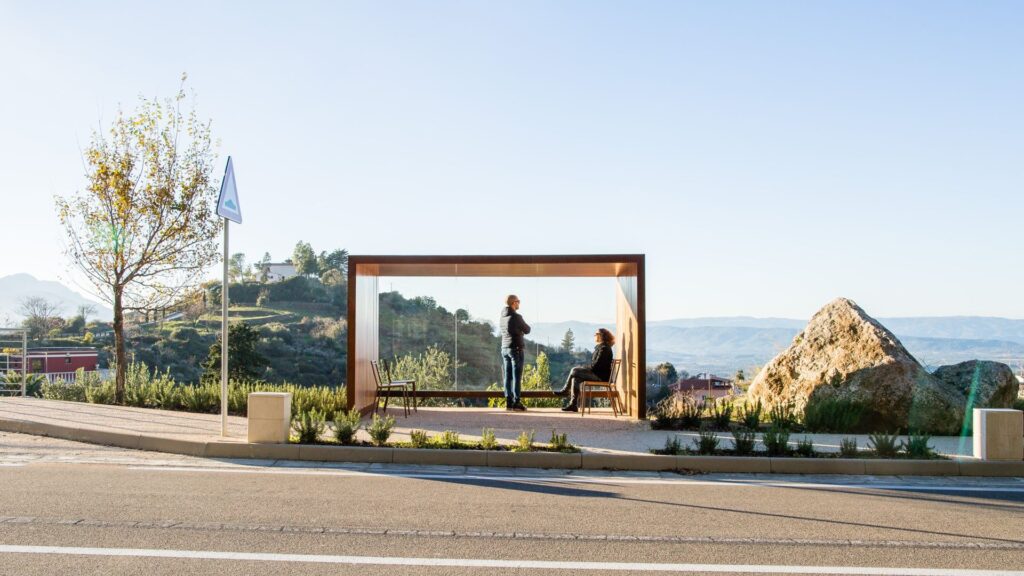 Marquesina con banco integrado, materiales metálicos y de madera, y espacio protegido para espera de usuarios, Cabinedda, Disset Urban.