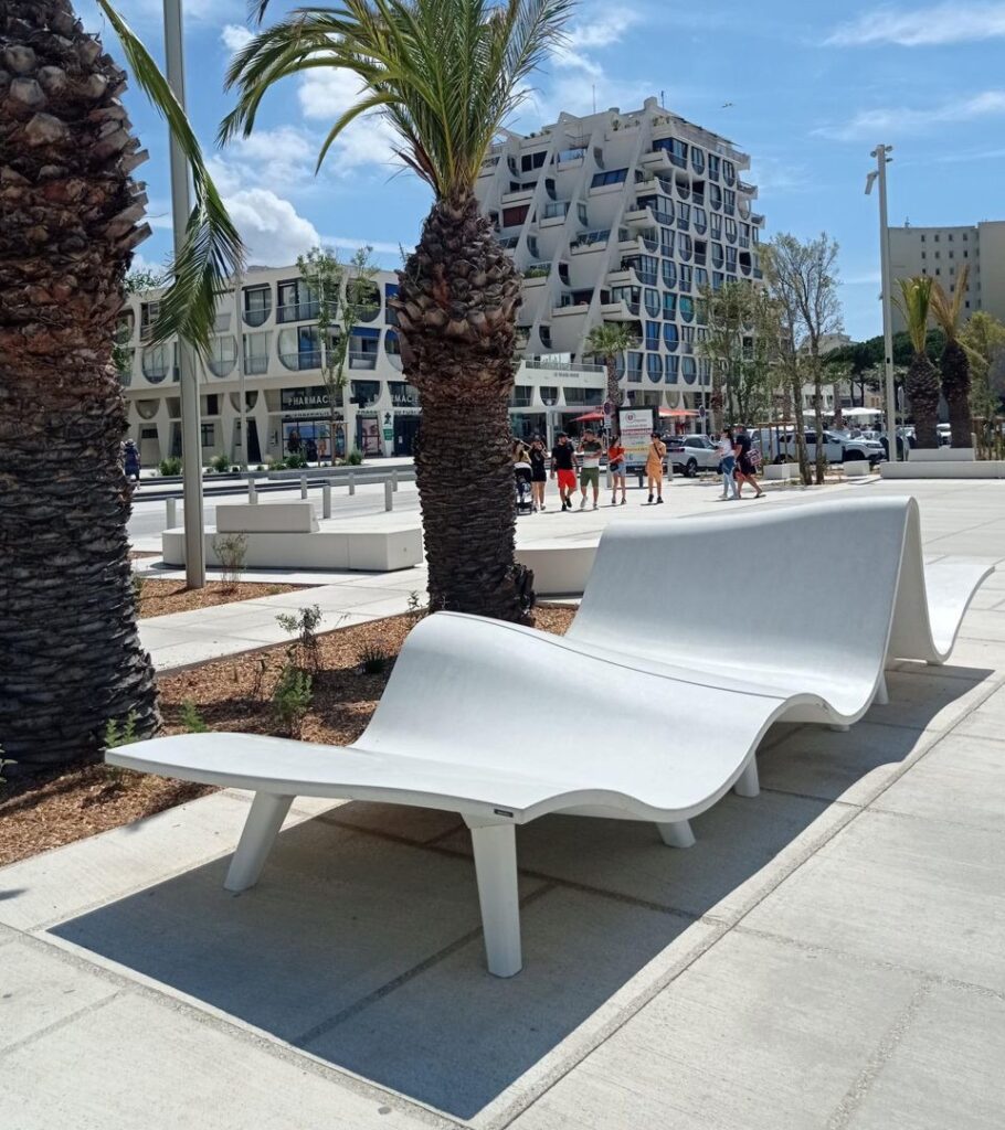 Zona de descanso con Banco Kore, Disset Urban.