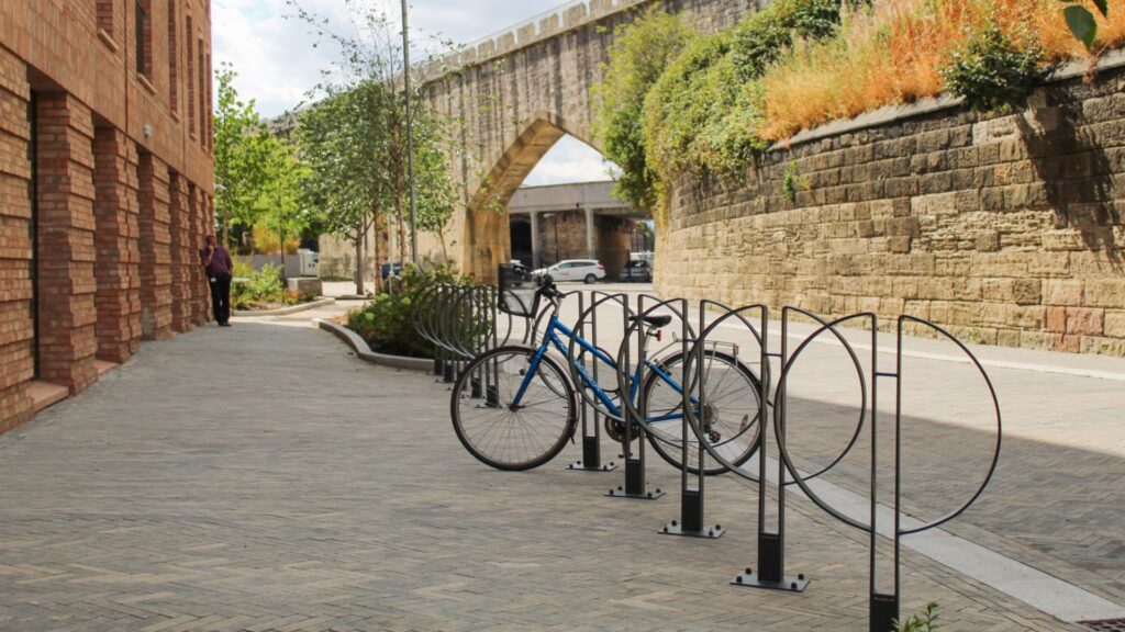 Aparcabicis CAFÈ en entorno residencial Disset Urban