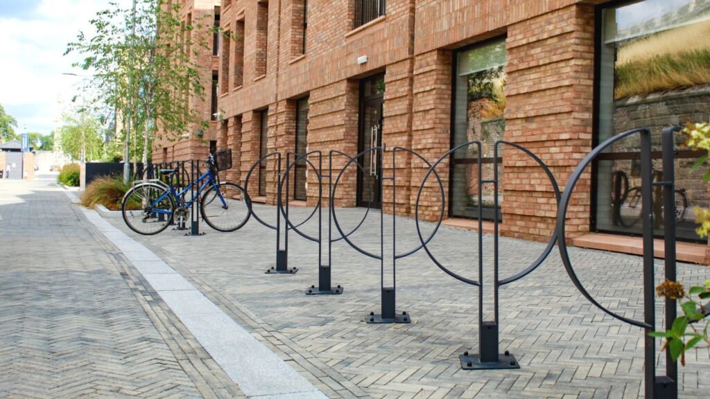 cafe-aparcabicis-residencial-disseturban-05 Aparcabicis CAFÈ acabado corten Disset Urban